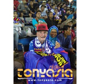 Paul Cumming Smile among Thousands Aremania | Sport Betting | Online Sport Betting